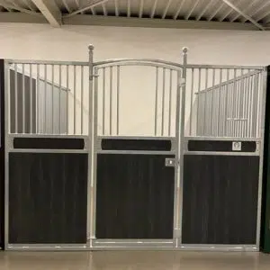 Voorwand van Oss getoogd met kunststof en dwarsplank