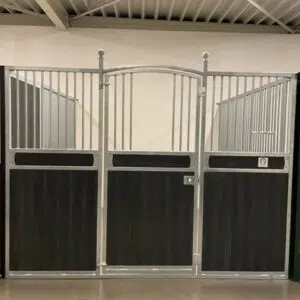 Voorwand van Oss getoogd met kunststof en dwarsplank