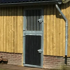 Dichte dubbele buiten deur standaard tralies en plexi zwart