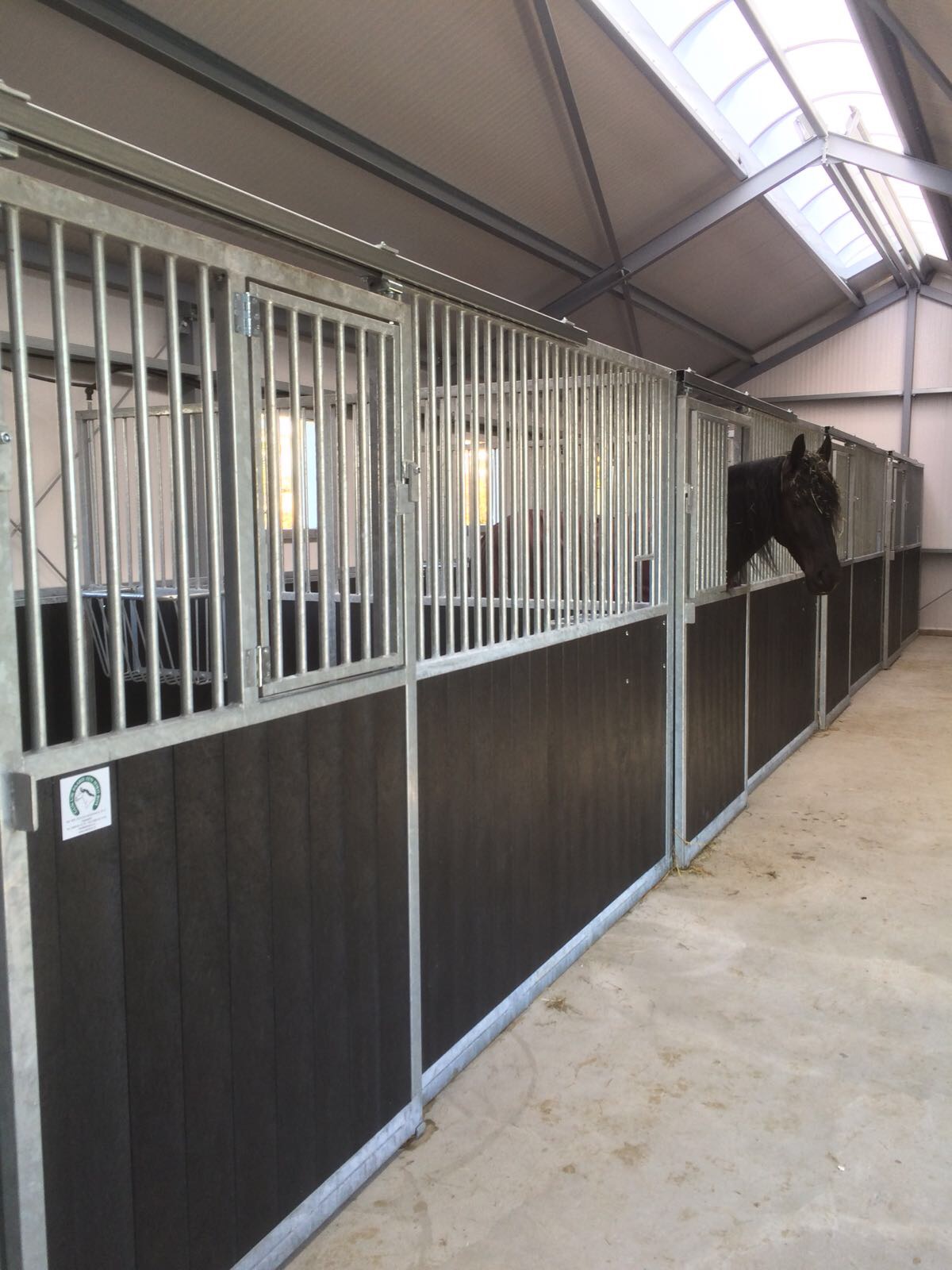 Voorwand met deur in bovenkant van deur